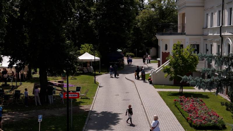 DWÓR SKRZYNKI ZNÓW TĘTNIŁ ŻYCIEM