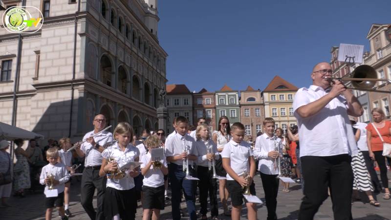 ROKIETNICKA ORKIESTRA DĘTA NA POZNAŃSKIM STARYM RYNKU.