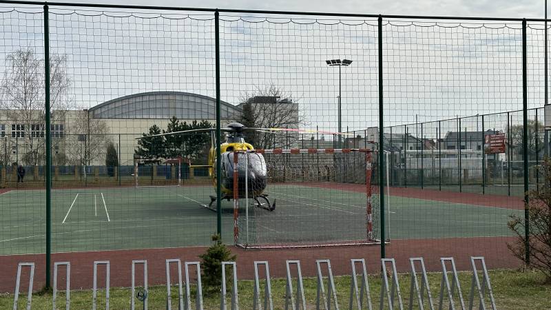Helikopter lądował przy szkole